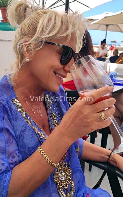 Ela, madurita con clase y mucha alegría. 613971682. Citas en VALENCIA, VALENCIA. www.valenciacitas.com.